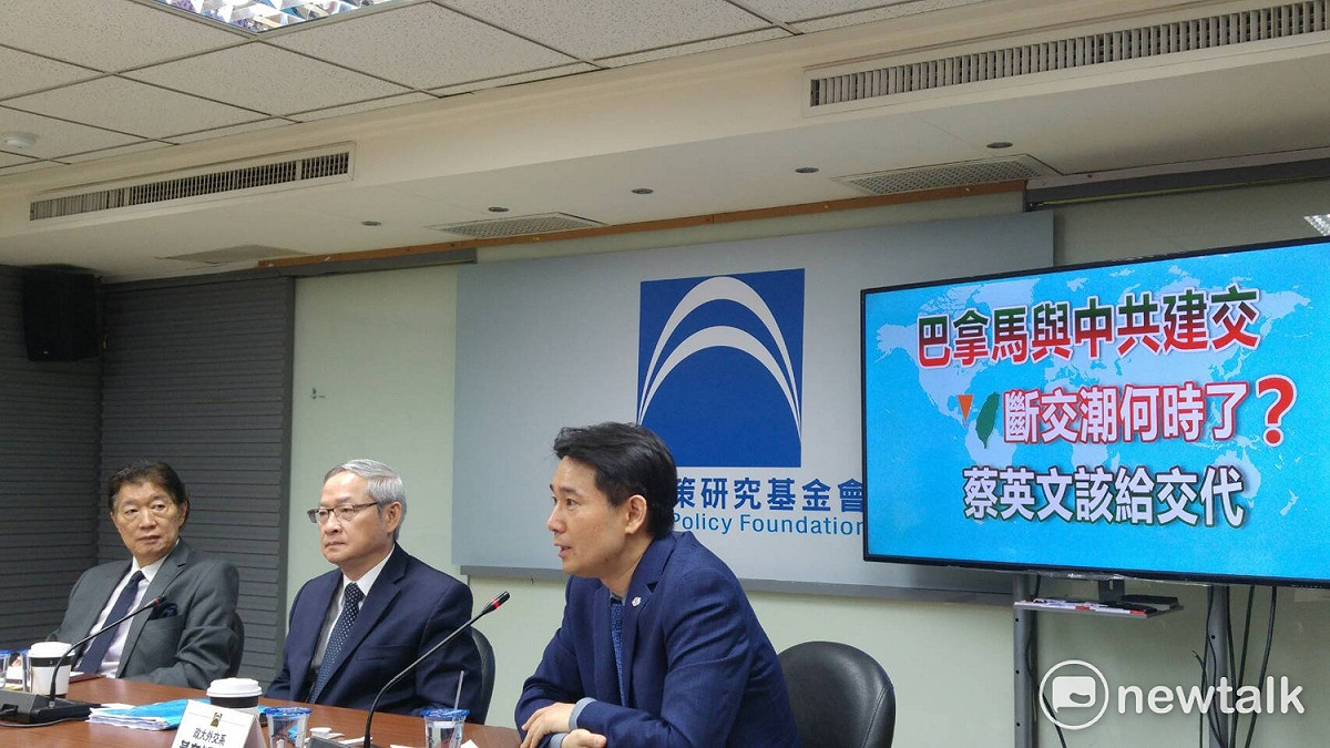 針對巴拿馬與台灣斷交一事，藍營智庫今天召開記者會表示，中國已全面攻擊、圍堵，呼籲蔡英文應善用政治智慧處理兩岸關係。 圖：國家政策研究基金會提供