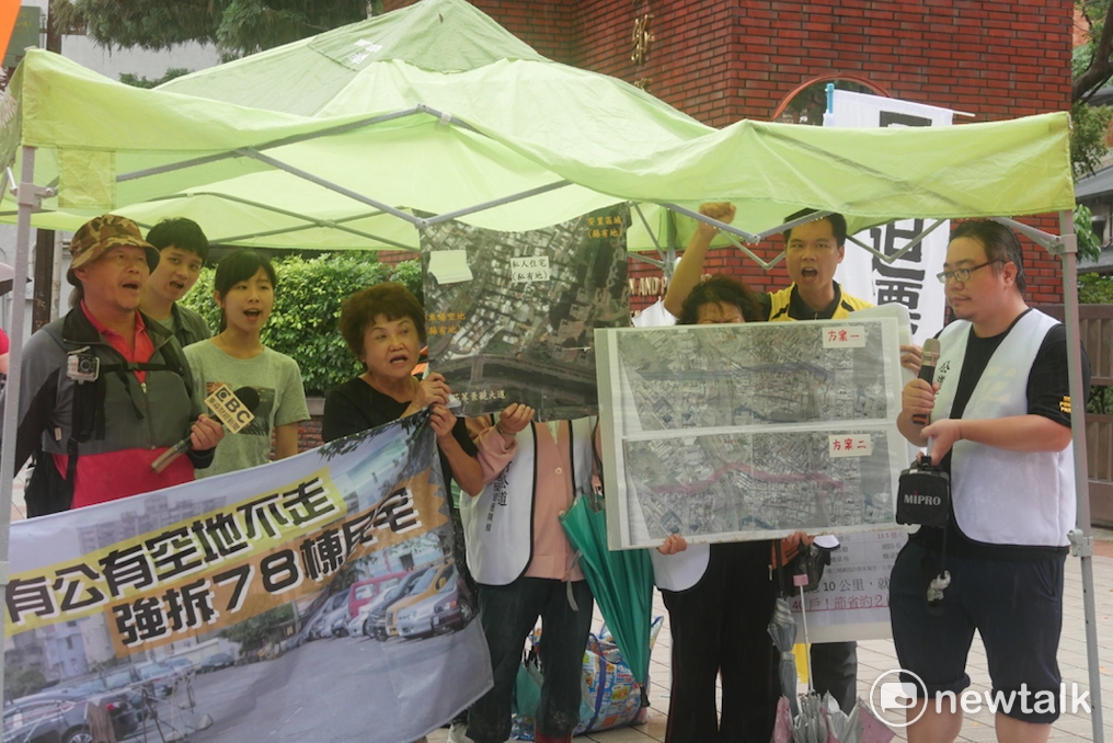 公道三討公道反迫遷連線今日冒雨前往營建署前抗議新竹市政府迫遷強拆78戶民宅。 圖：公道三討公道反迫遷連線提供