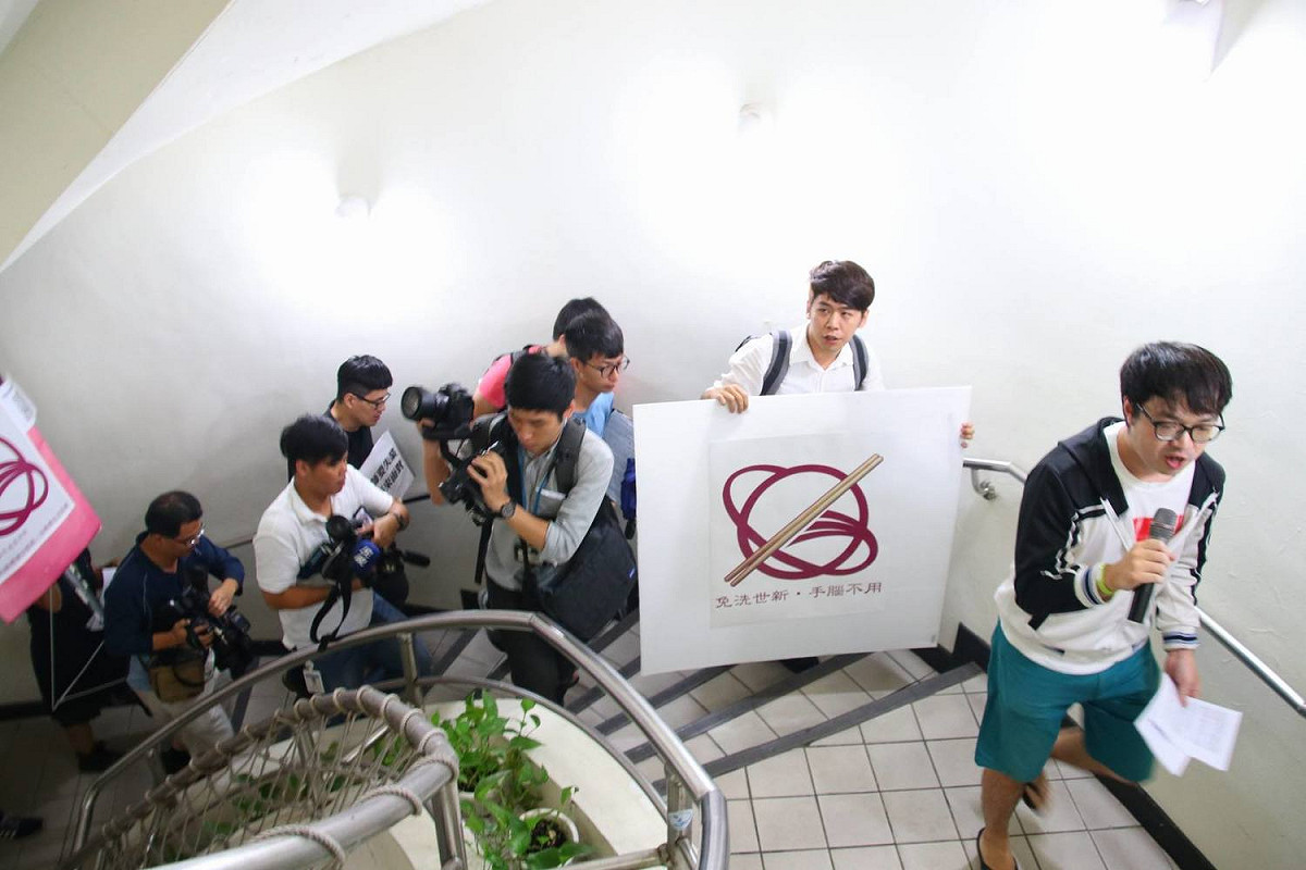 世新大學學生前往教務處與教務長理論。 圖：世新大學學生提供