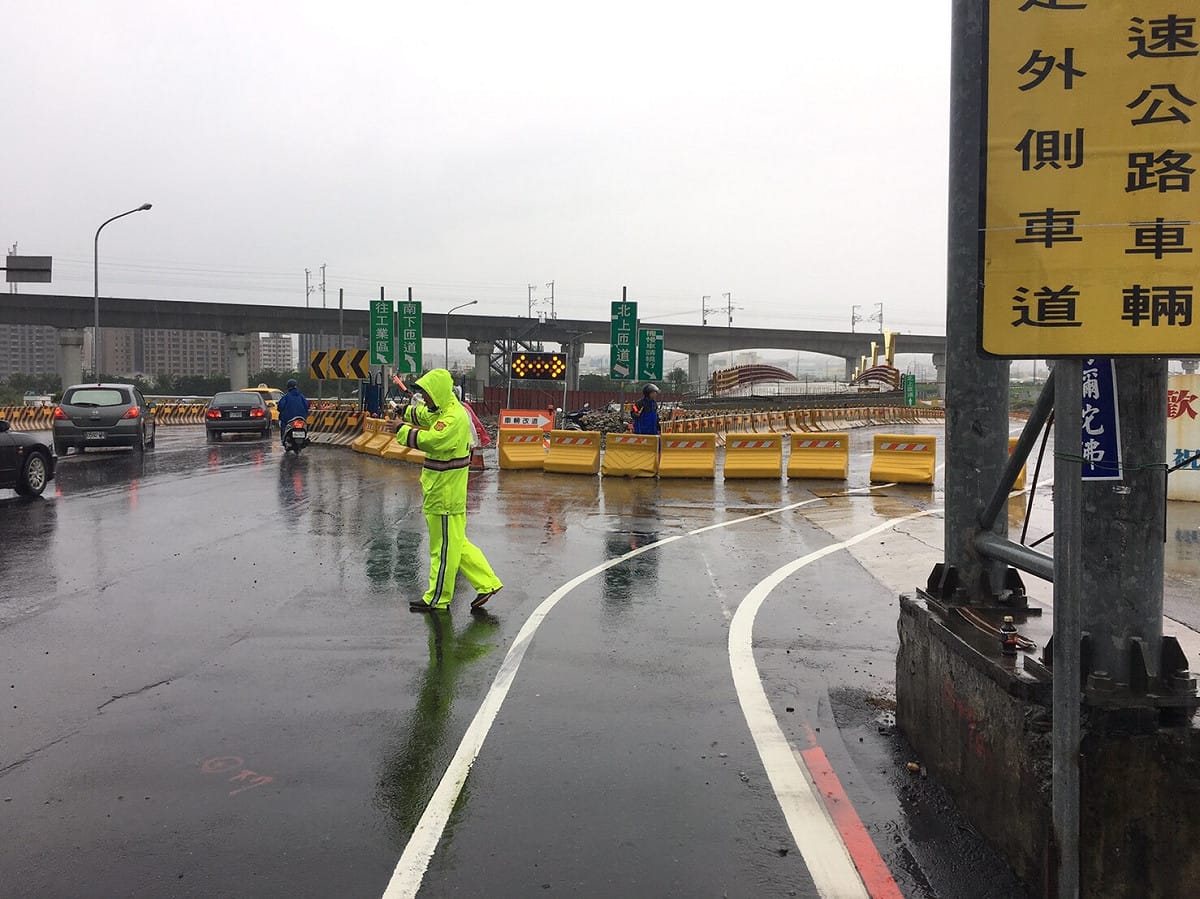 受豪大雨影響，台中市筏子溪水位起伏較大，南屯區知高橋上游側臨時通行便橋水位，若達封橋標準，將進行封閉管制，配合改道行駛。 圖:台中市政府提供