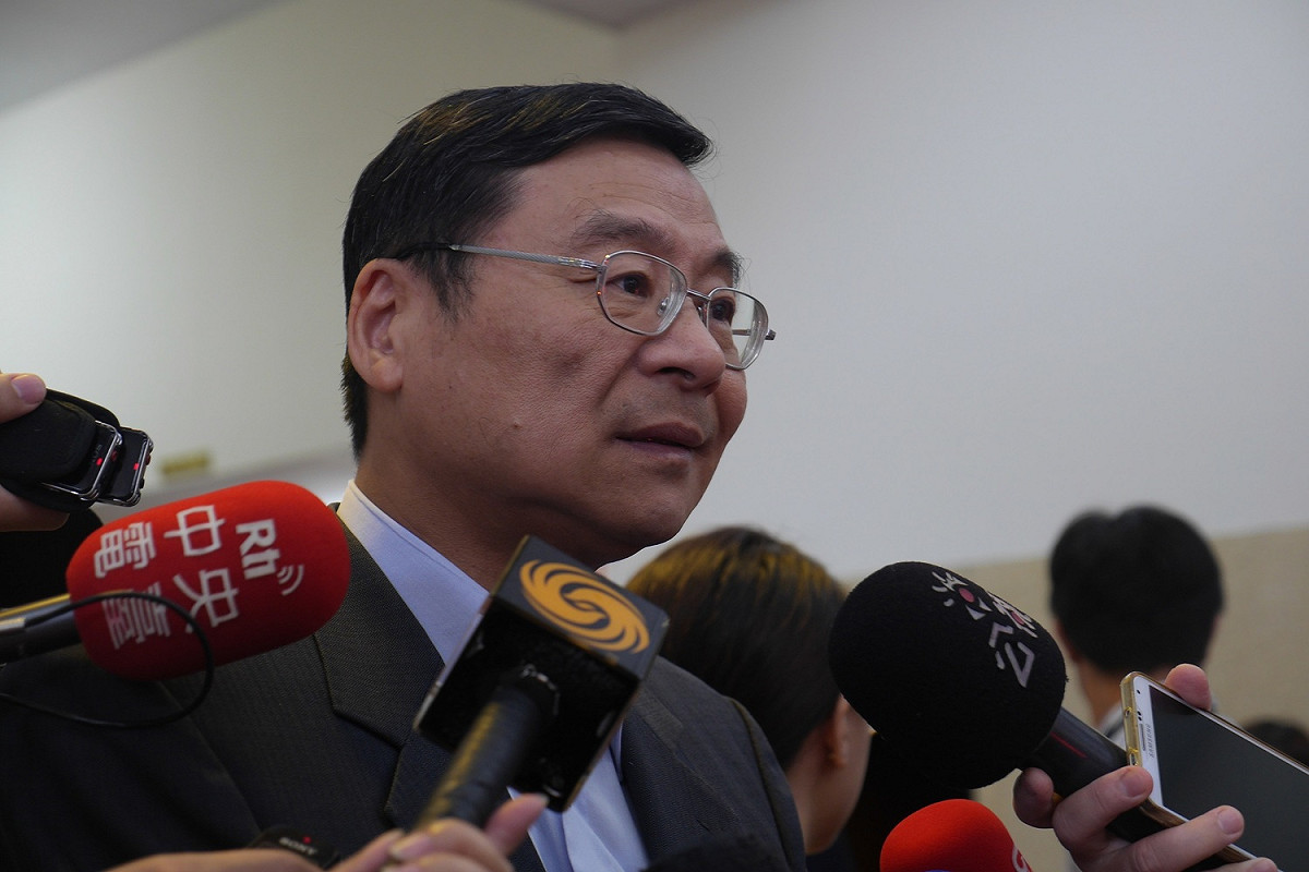 被問及駐杜拜代表處在六月初即更名，外交部是否有所隱瞞，曾銘宗認為外交部動作應該要更快，要預防外交再度崩盤，呼籲外交部的神經要繃緊一點。 圖：趙婉淳/攝