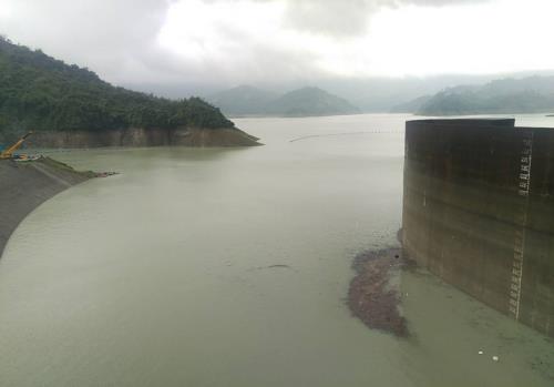 這波風鋒面帶來的雨勢將持續多日，曾文水庫從昨（14)日晚開始進行小規模調節性放水。曾文溪下游及後堀溪下游的民眾提高警覺，遠離河床注意安全。 圖:新頭殻資料照片