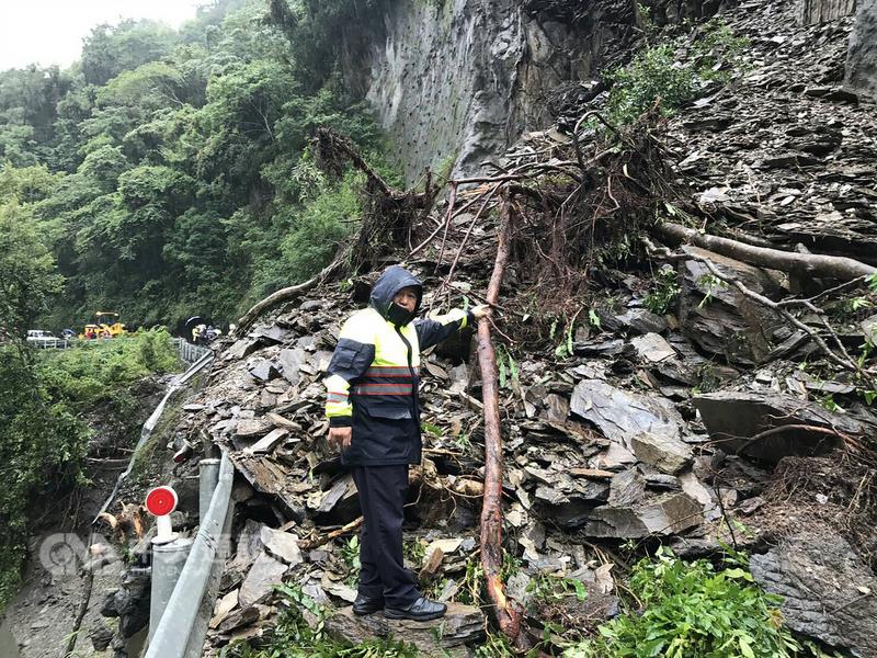 滯留鋒面及西南氣流影響，南投縣仁愛鄉台14線埔霧公路75公里處15 日坍方，最快中午搶通，公路總局呼籲用路人避免行經 ，維護安全。 圖:仁愛警分局提供