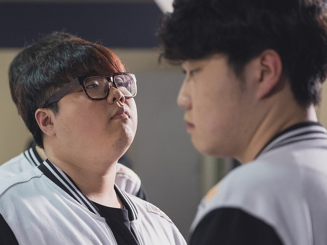 對替補選手的相關評論，SKT的輔助選手「Wolf」李正原（이재완）卻有不一樣的看法。 圖：LoL Esports Photos Flickr