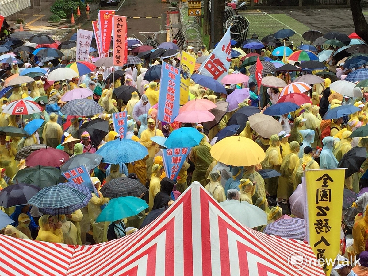 反年金改革團體15日在立法院周邊聚集，抗議立法院朝野臨時處理年金改革法案。 圖：林人芳／攝