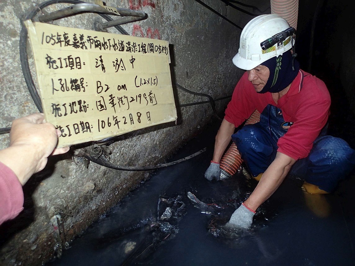嘉義市政府表示，2016年總共清淤16條箱涵，清淤長度7646公尺，總共清出近9000公噸的淤泥與垃圾。 圖 : 嘉義市政府/提供