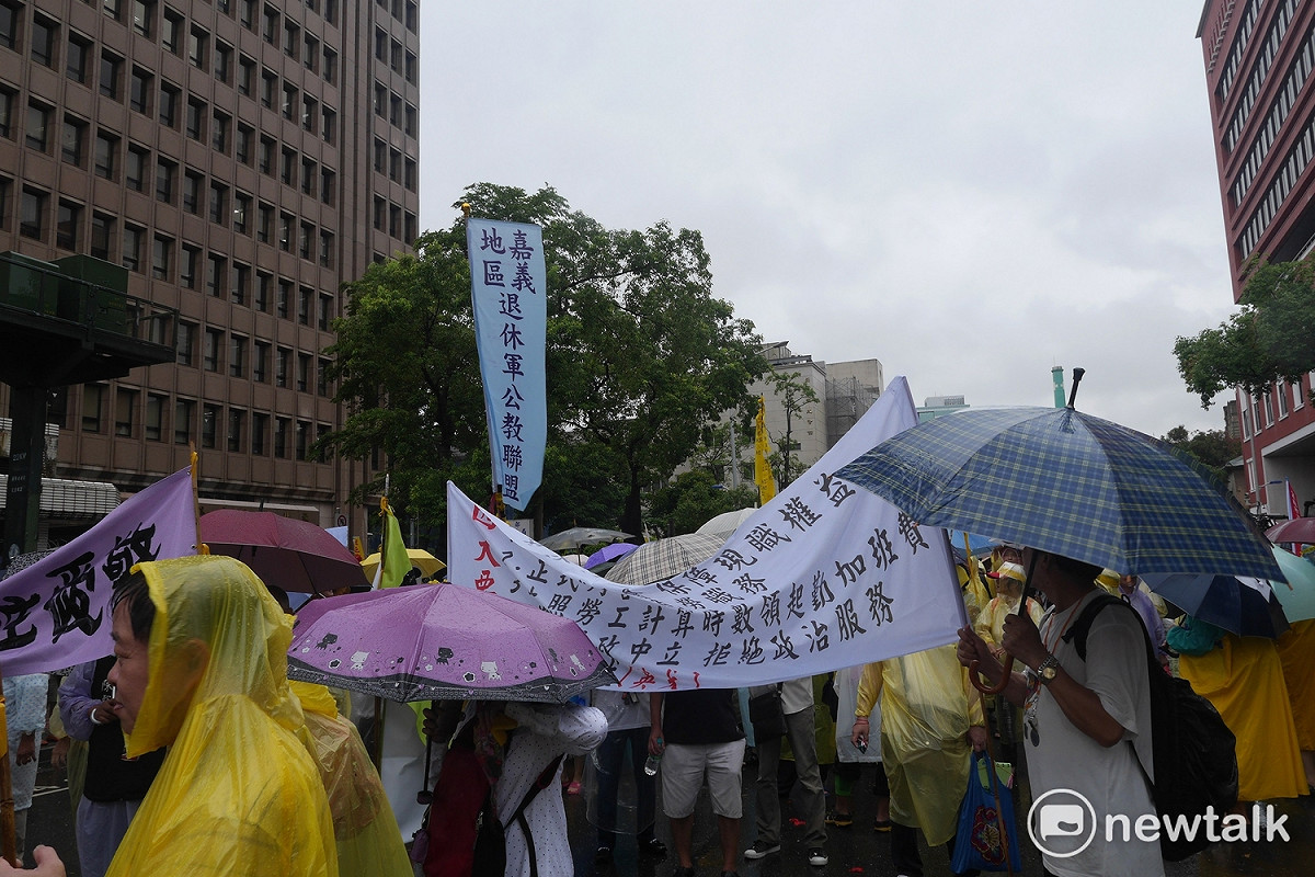 全教產今天號召全台灣軍公教退警休人員前往立法院外圍進行抗議與遊行。 圖：趙婉淳/攝