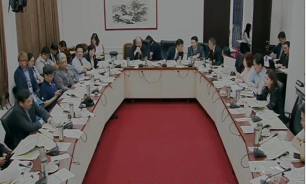 立法院臨時會15日針對公務人員退休撫卹條例進行朝野協商，包括公務人員回任或再任、退休金計算基準、攸關警消權益的危勞退休，以及18%相關法條等多項爭議條文都全數保留。 圖：翻攝自立法院網站