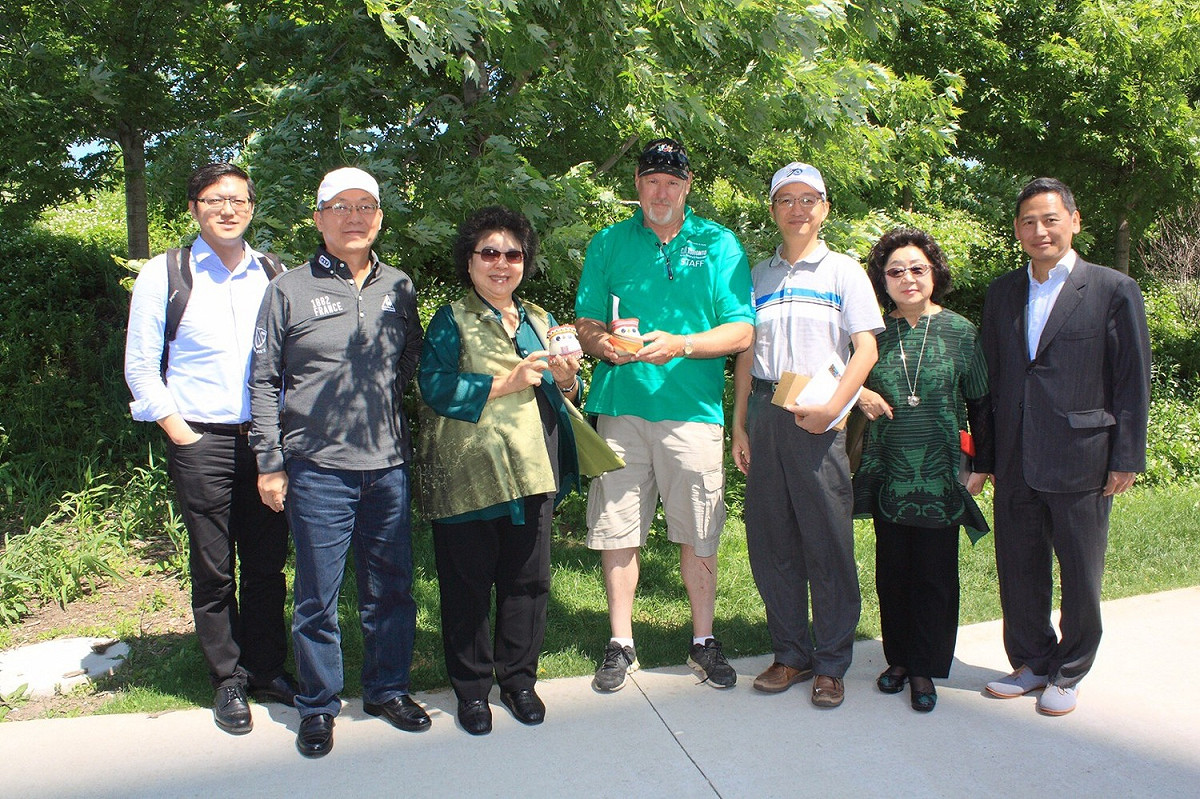 Stuart Slessor（左4）與陳菊市長（左3）於Corktown Common防洪公園合影。 圖 : 高雄市政府/提供