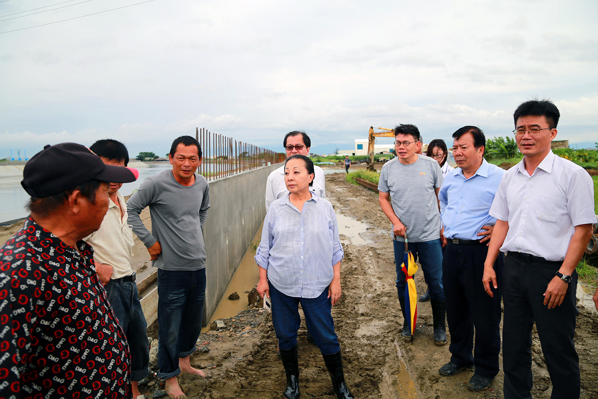 為防豪大雨造成災情，嘉義縣長張花冠今 (15) 日視察六腳鄉工廠村的新埤排水系統。 圖 : 嘉義縣政府/提供