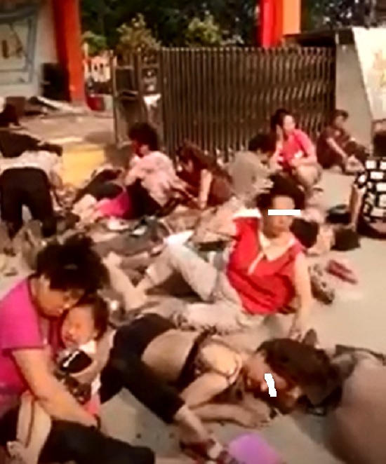 中國江蘇省豐縣創新幼兒園今(15)天下午突然發生爆炸，當時正值放學接送時刻，現場血肉模糊，多人傷亡。 圖：翻攝網路