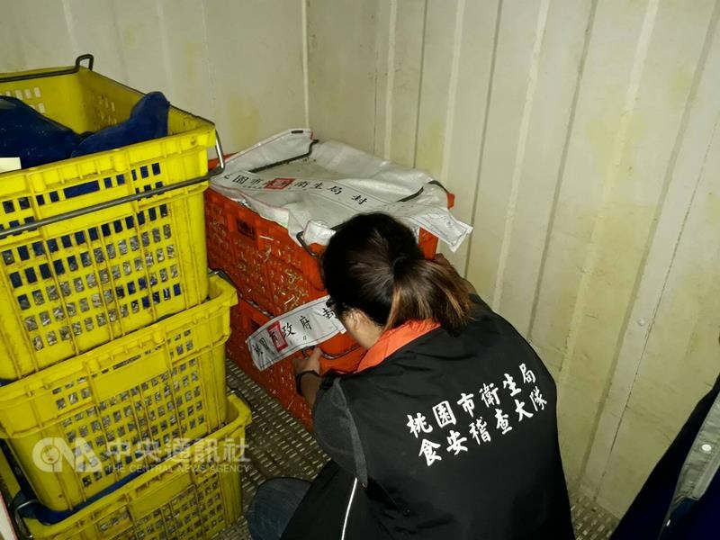 桃園市衛生局人員進行稽查。 圖：中央社(桃園市政府提供)