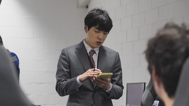 SKT的教練「kkOma」金正均（김정균）接受了OGN頻道的採訪，則表示如果當天比賽輸了，那條內褲就會被打入冷宮。 圖：翻攝自 LoL Esports Photos flickr