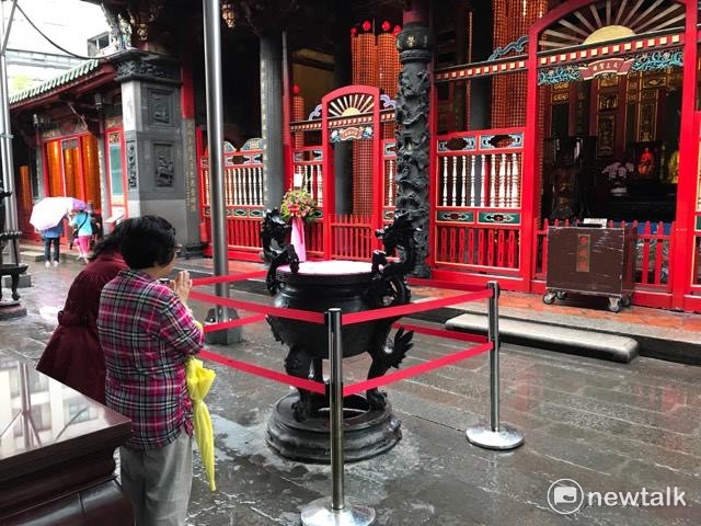 除了正殿觀音佛祖爐保留外，其他座爐皆禁止插香。 圖 : 周煊惠／攝