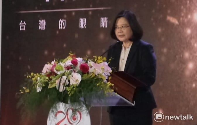 總統蔡英文今日出席民視數位總部落成啟用典禮，上台致詞時表示，政府會顧及台灣主體性、堅持國家主權。 圖：鍾孟軒/攝