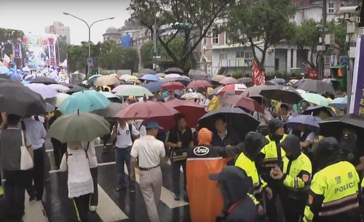 公務人員協會及警消聯盟至立法院周圍抗議反年改，媒體指稱僅上千人上街。對此，今(16)日李來希反駁是胡說八道。 圖:新頭殼資料庫