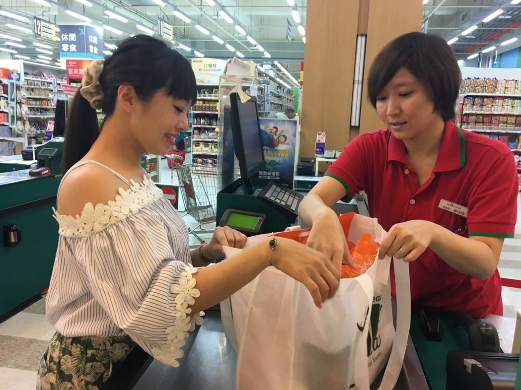 10月起，新北市所有量販店、超市及便利商店全面試辦停售購物用塑膠袋，新北將正式成為無塑城市。 新北市環保局