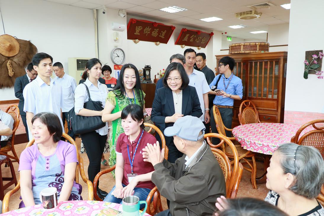 總統蔡英文參訪新北市板橋區頤安公共托老中心，關心失智長輩在中心生活情形。 圖：新北市社會局提供