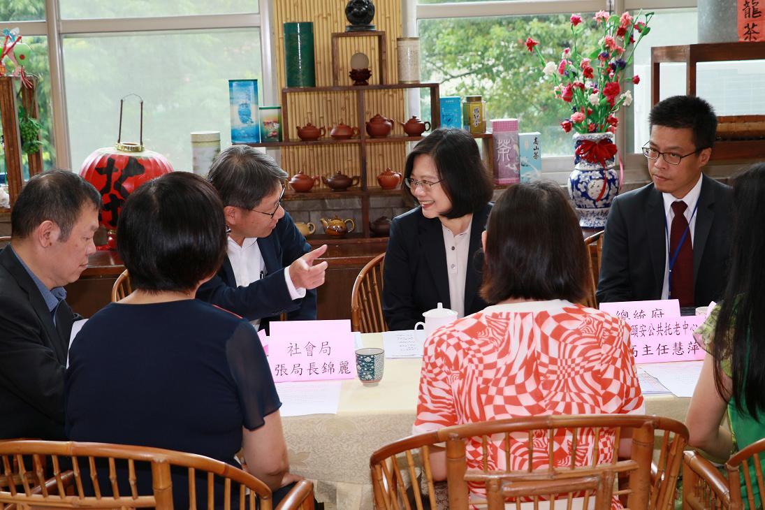蔡英文總統參訪新北市板橋區頤安公共托老中心，新北市副市長葉惠青（總統右側）向蔡總統提出多項建言。 圖：新北市社會局提供