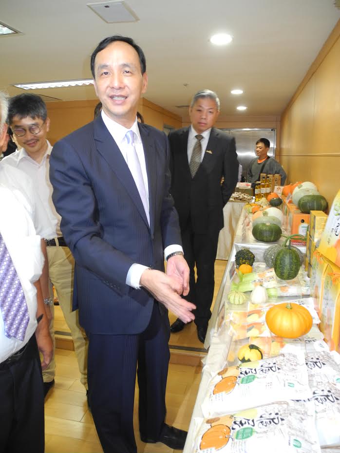 新北市「大南瓜比賽」即將登場，市長朱立倫上午大啖南瓜米粉、參觀各種品種南瓜、在大南瓜簽名，也與小朋友合影。 圖 : 王峻昌／攝