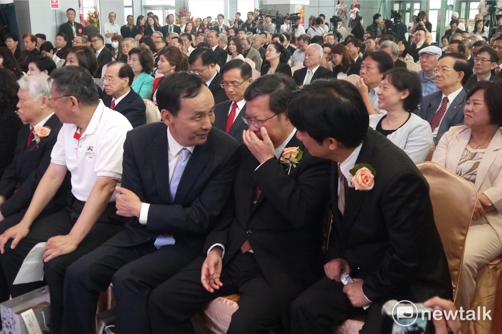 賴清德、朱立倫與鄭文燦三人不時交頭接耳，有說有笑。 圖：鍾孟軒/攝