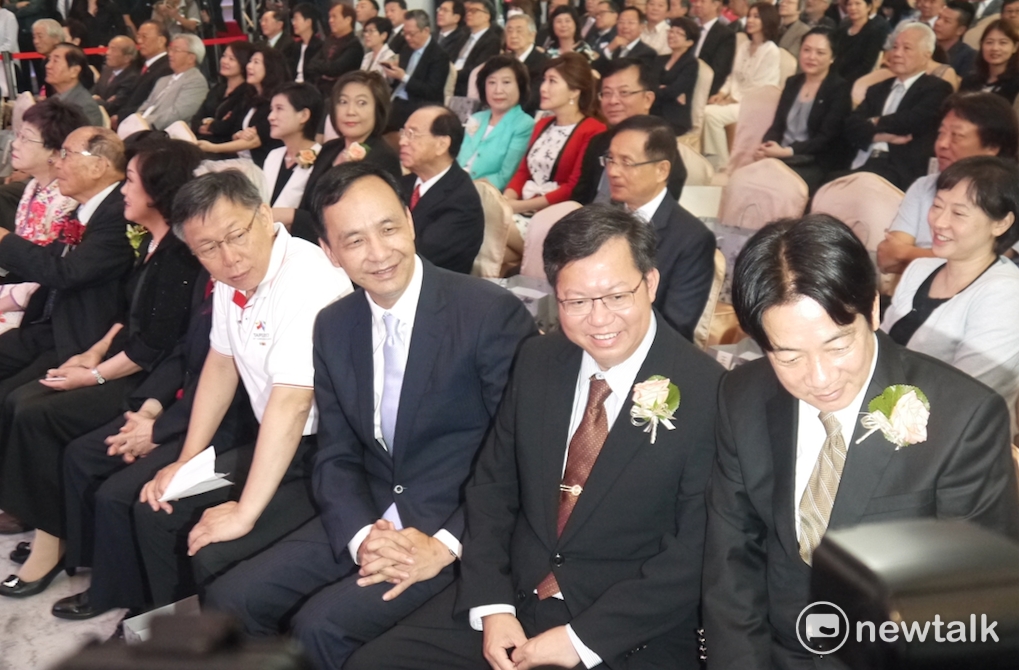 四人一同拍照時，柯文哲顯得格格不入。 圖：鍾孟軒/攝