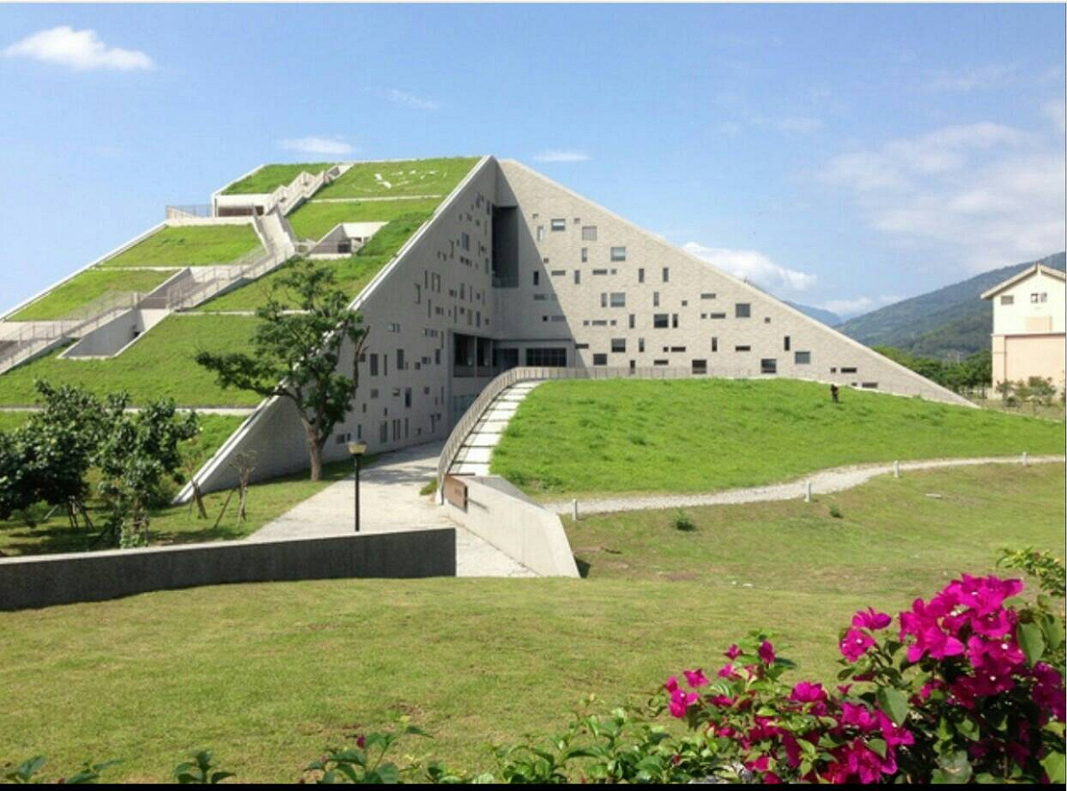 臺東大學圖書館金字塔外型上鋪有草皮，是棟地景式建築 圖：國立臺東大學圖書資訊館提供