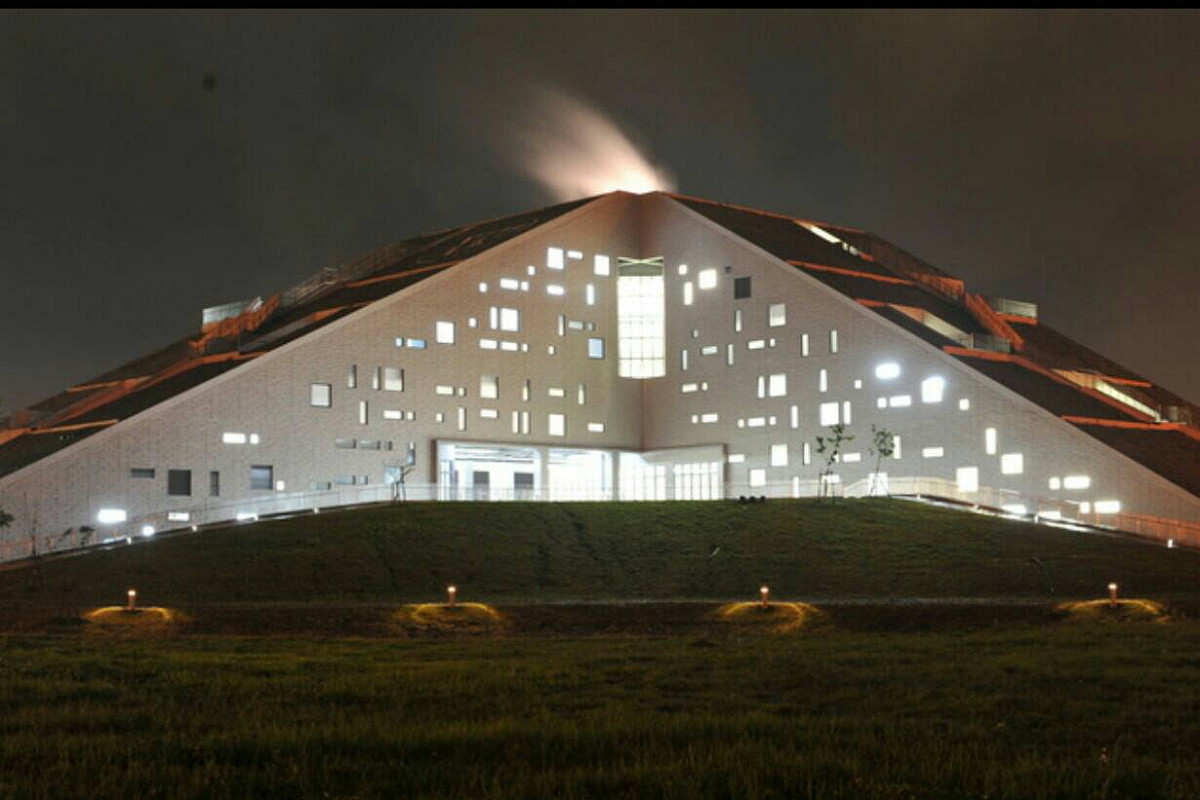 夜晚中閃耀的臺東大學圖書館，別具特色 圖：國立臺東大學圖書資訊館提供