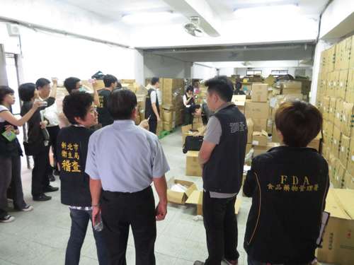 士林地檢署指揮新北市衛生局、衛生福利部及新北市調處偵辦天良生技公司回收即期、過期「天良諾克治痛感冒液」案件，破獲大量過期產品。                                                            圖：翻攝新北市衛生局網站