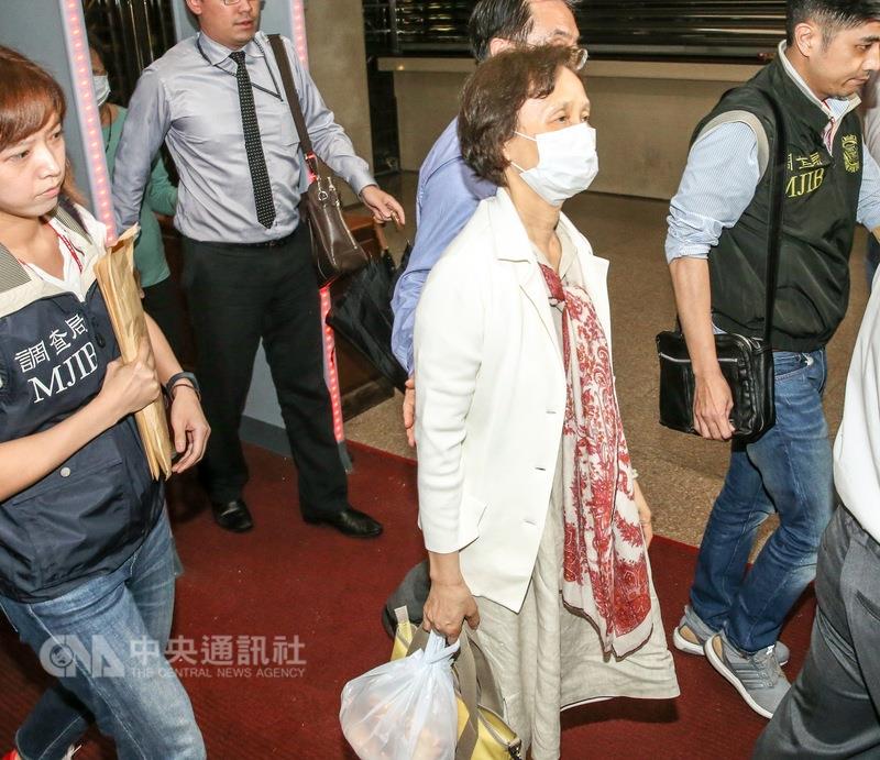 永豐金負責人何壽川的妻子張杏如（前中）16日晚間10時許抵達台北地檢署，接受檢察官複訊。 圖：中央社