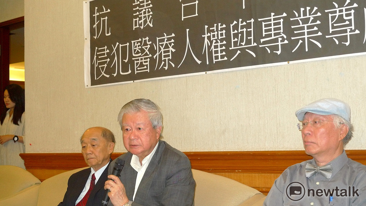 陳水扁民間醫療小組17日指出，醫療專業不容中監「說三道四」，要求典獄長下台、邱太三道歉；並呼籲蔡英文特赦陳水扁。 圖：汪少凡／攝