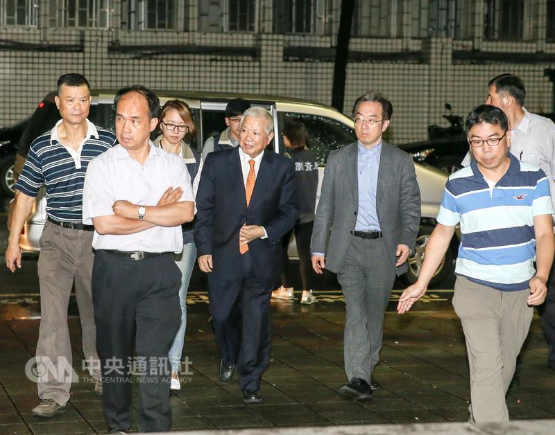 台北地檢署偵辦永豐金控境外孫公司，涉嫌違法放貸給 某紙上公司新台幣50億元案件，16日兵分13路進行搜索 ；永豐金負責人何壽川（中）17日凌晨3時6分左右抵達 北檢，接受檢方複訊。 圖：中央社