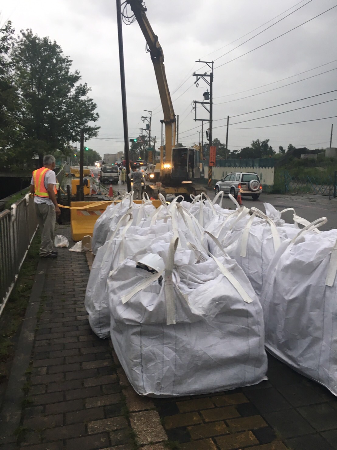 台中市南屯區永春東三路接近環中路口人行道，緊鄰南屯溪畔，因近日豪雨，南屯溪河水量湍急，造成人行道掏空。 圖：台中市政府提供