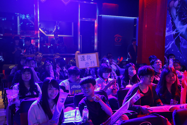 昨日（17）比賽中仍有ahq的粉絲高舉「還我西門」的牌子。 圖：翻攝自 Garena eSports flickr