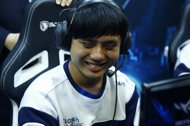 一掃上周的陰霾，閃電狼的當家中路選手Maple笑了。 圖：翻攝自 Garena eSports flickr