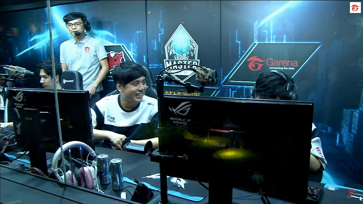 久違的勝利，讓閃電狼的選手都笑了。  圖：翻攝自 Garena eSports YouTube頻道