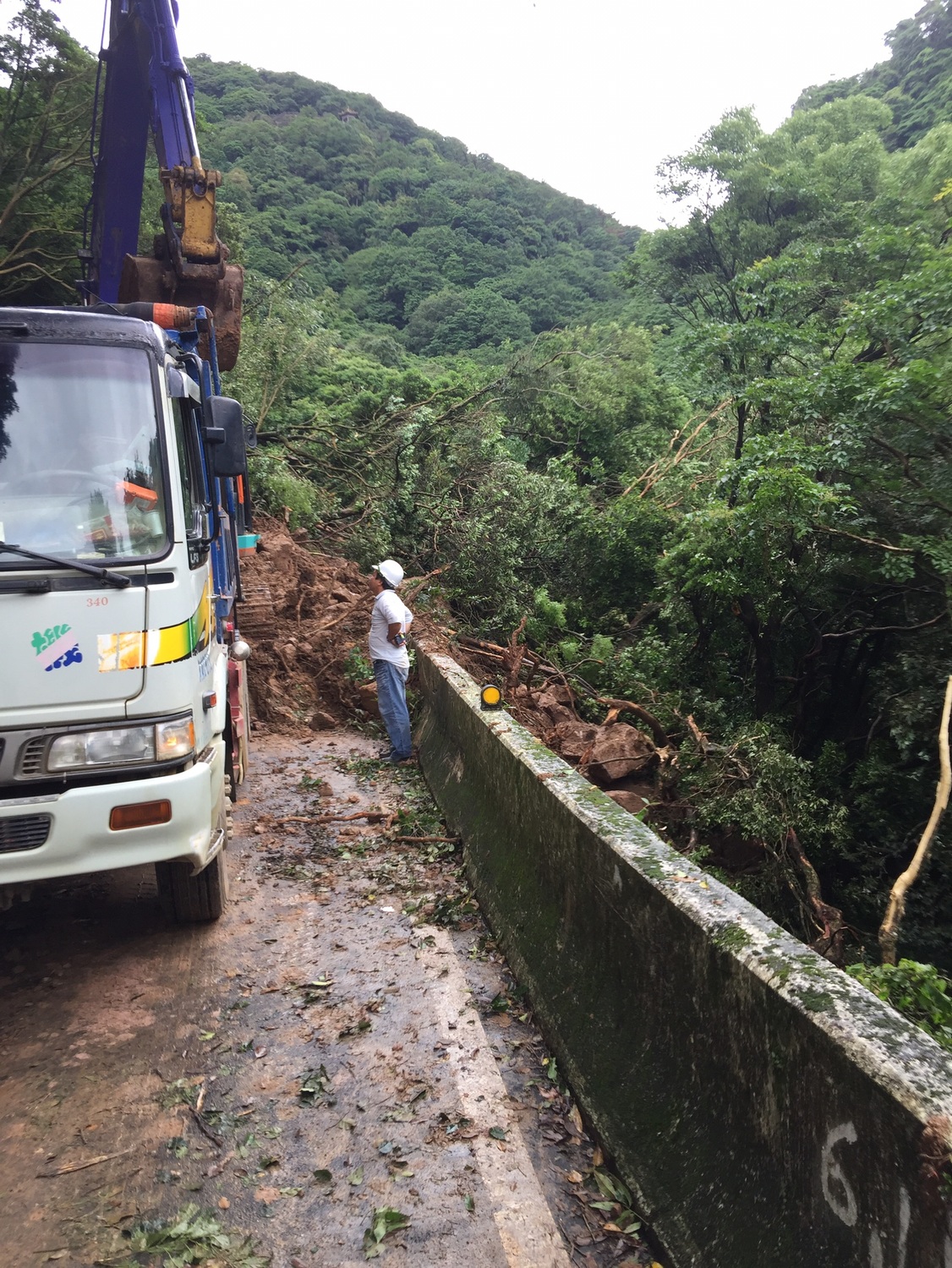 新北市淡水區陽明山範圍的巴拉卡公路台北往淡水6公里處發生土石鬆動坍方，目前道路已全線封閉。 圖：翻攝新北市府網站