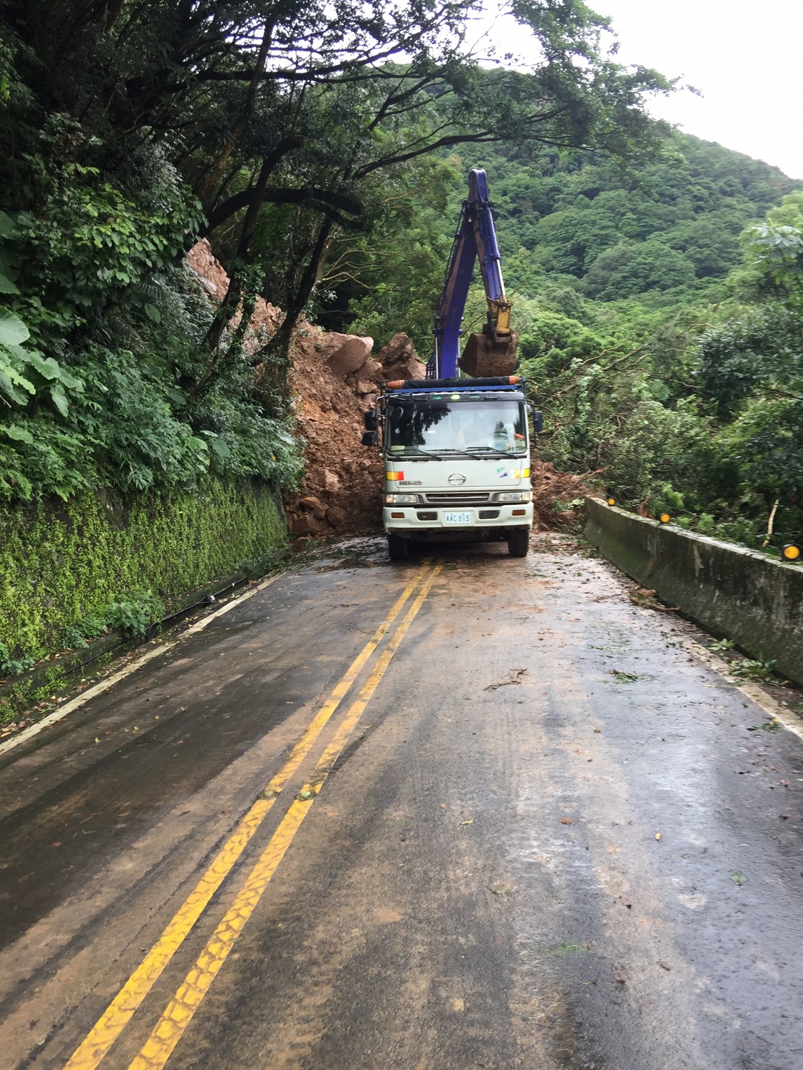 新北市淡水區陽明山範圍的巴拉卡公路台北往淡水6公里處發生土石鬆動坍方，目前道路已全線封閉。 圖：翻攝新北市府網站