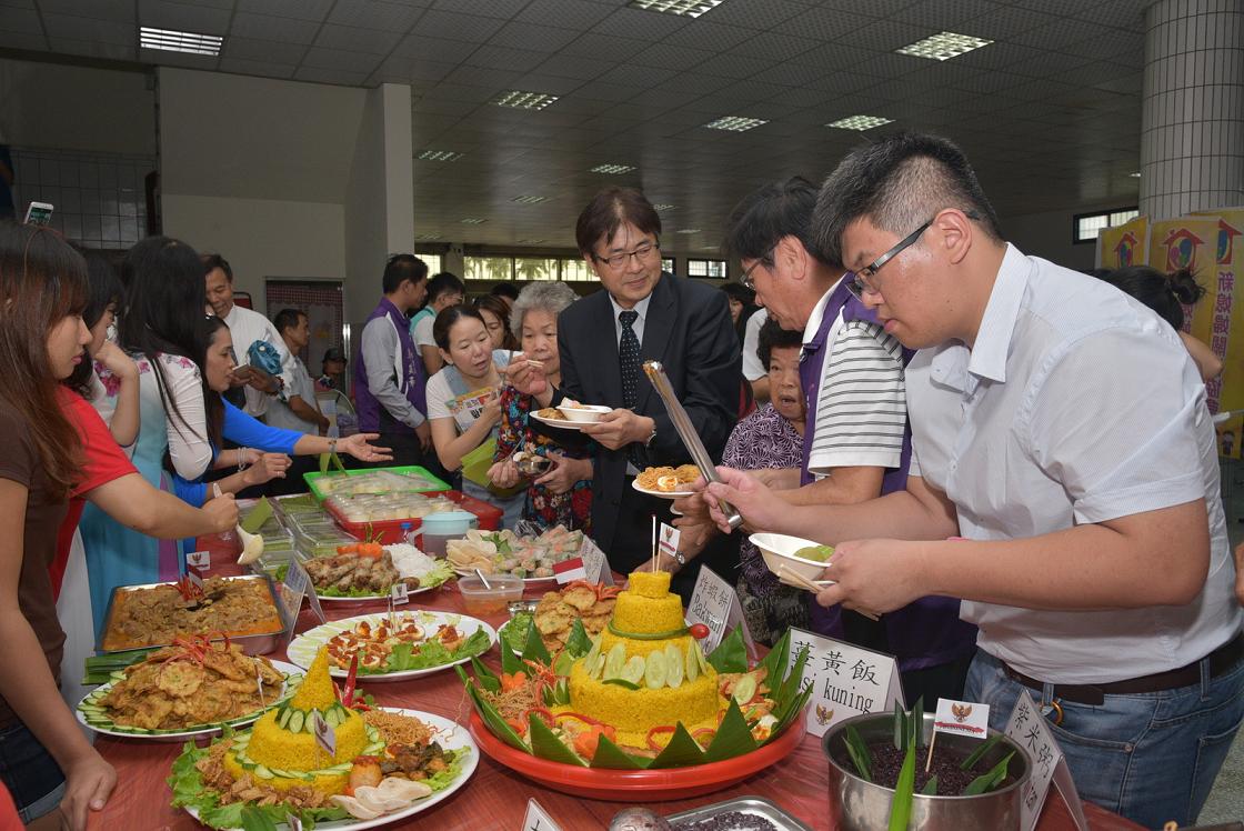 衛福部長陳時中、食藥署長吳秀梅、縣長林明溱、立委林靜儀、縣議員陳昭煜、名間鄉長陳文德等都到場參加，活動吸引近600人報名。 圖：南投縣政府/提供