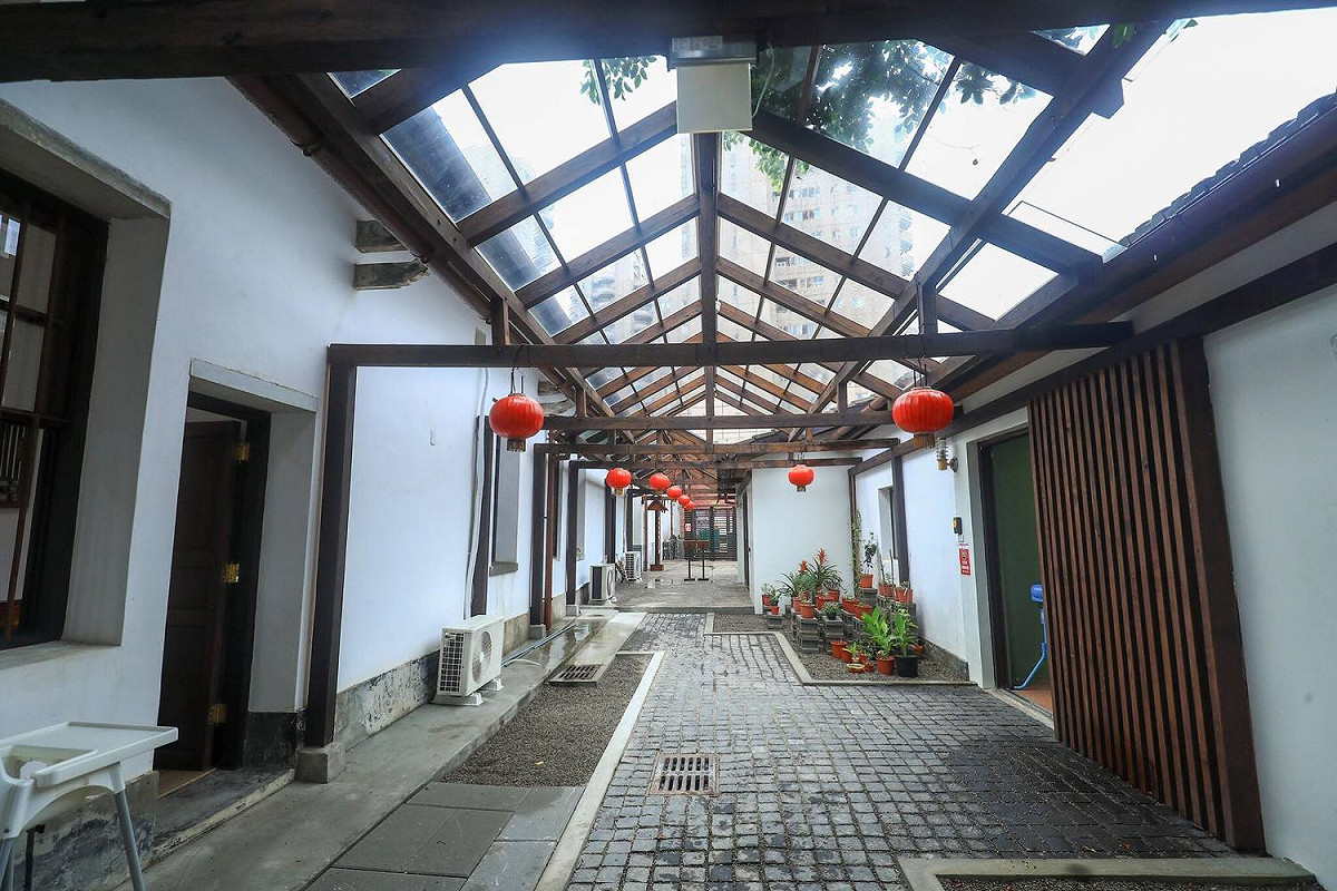 林懋陽故居」建於1920年代，古蹟主體包含了三合院與洋樓，三合院為傳統閩南式建築，融合日治時期台灣西化風格，圓柱拱廊與紅磚牆寫滿西化歷史。 圖:台中市府提供