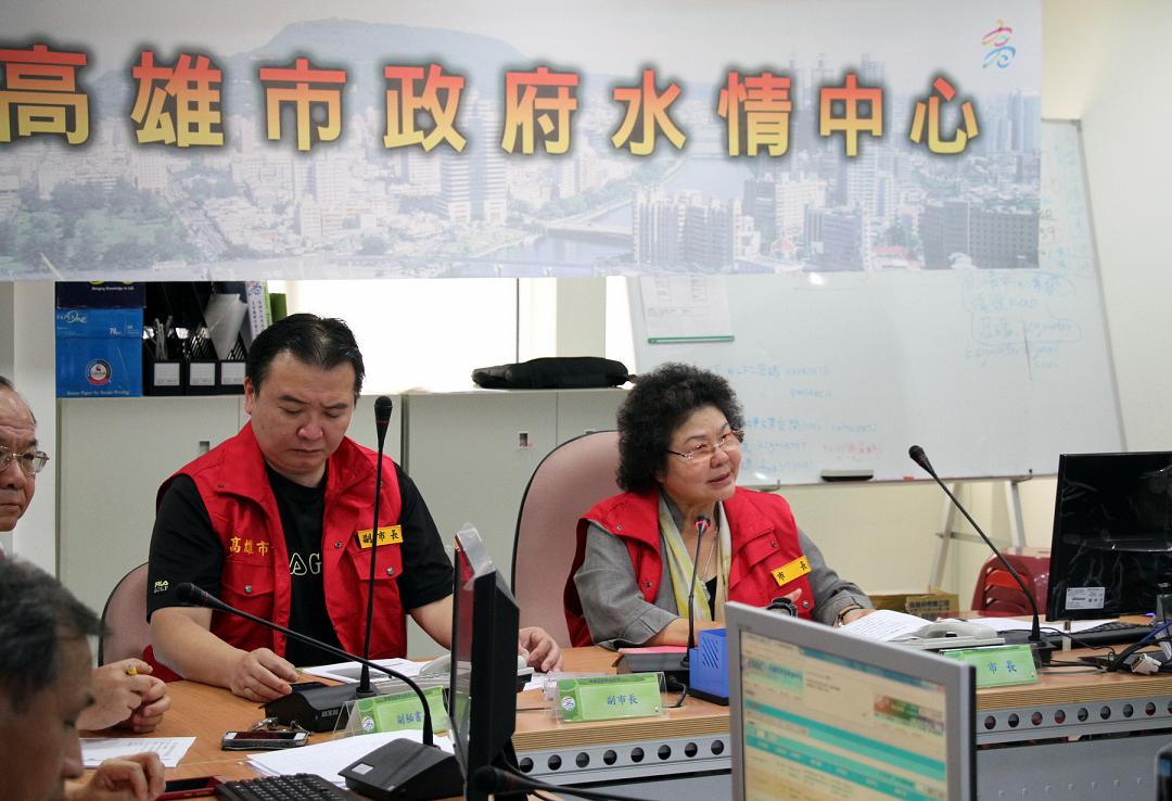 高雄市長陳菊今(18)日下午主持第三次豪雨應變中心會議時表示，截至上午12時止，高雄撤離人數為4288人，行政院農委會已解除高雄市土石流黃紅色警戒。 圖:高雄市政府/提供