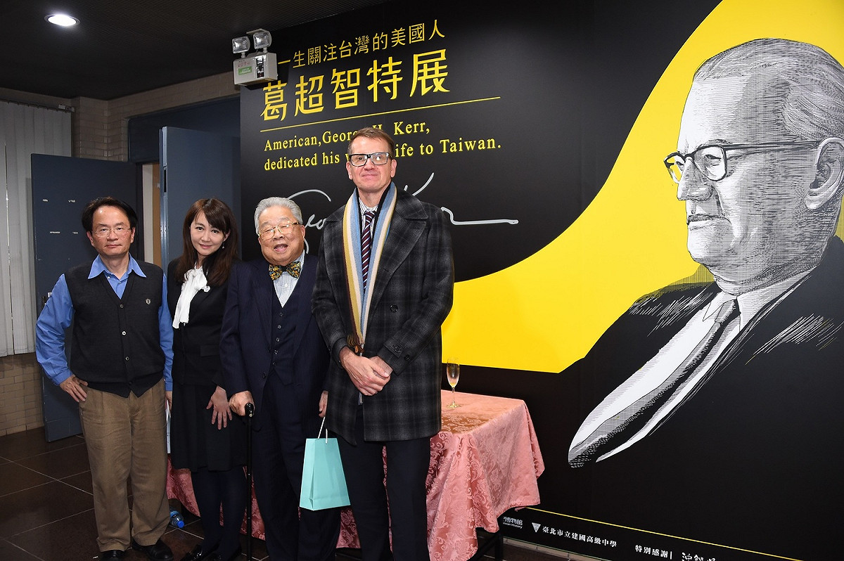 前衛生署長施純仁(95歲)，今天早上感到胸悶不舒服，血壓降低，於下午一點鐘抵達台北榮總急診部時已無呼吸心跳。圖為施純仁(右二)資料照片。 圖 : 翻攝自台北市觀傳局網站