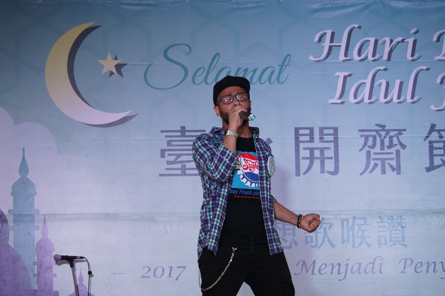 2017臺北開齋節前導活動「夢想歌喉讚」，熱愛唱歌的Lalu_Muhammad_Taufan_Iskandar以印尼抒情搖滾歌曲獲得比賽優勝，將於6月25日在臺北車站旁的行旅廣場歡慶開齋節，登台再唱好聲音。 圖:台北市政府提供
