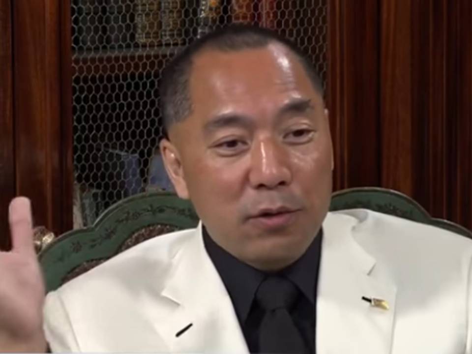 逃到美國的中國大陸富豪郭文貴16日透過海外華文媒體明鏡網再爆關於中共高官內幕。美媒今天報導，當時播出平台YouTube疑似遭到中國大陸駭客癱瘓。 圖：翻攝自明鏡電視新聞台 YouTube頻道