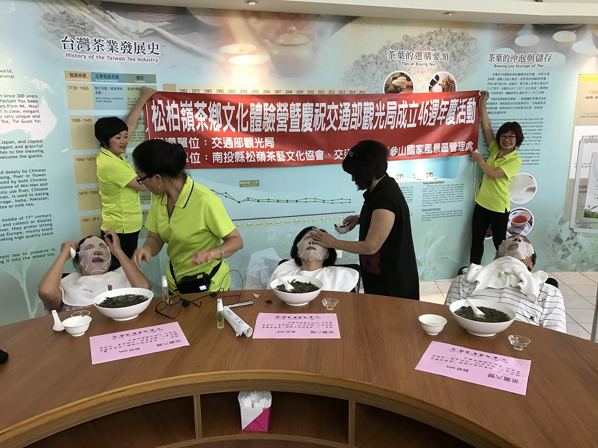以熱茶蒸臉後敷上面膜，也是「茶薰六覺」中的一項。 圖：參山處/提供