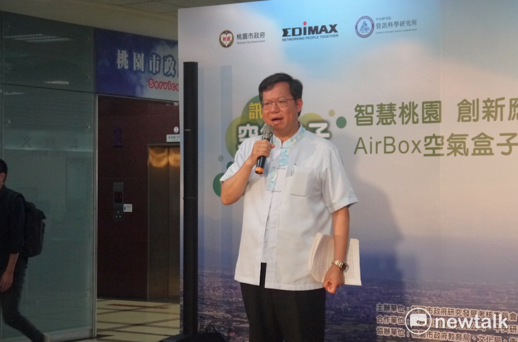 桃園市長鄭文燦表示，市政府分別安裝187個在個區國小內，其餘48個放置在各機關，可提供溫度、濕度和PM2.5等資訊。 圖：鍾孟軒/攝