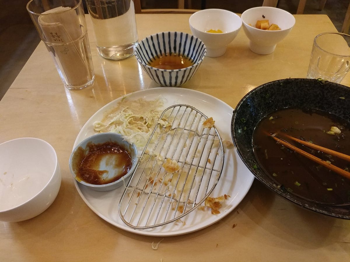 Wolf表示在假日時，他喜歡跟自己的狗狗玩耍，這樣能夠釋放一些壓力，或者好好犒賞一下自己的胃。 圖：翻攝自 Wolf 個人推特
