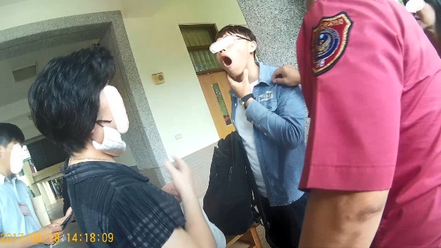 嘉義市一名參加國家考試的考生因壓力太大，考卷寫到一半，突然「落下頦」，送醫急救，沒有大礙。 圖：嘉義市政府/提供