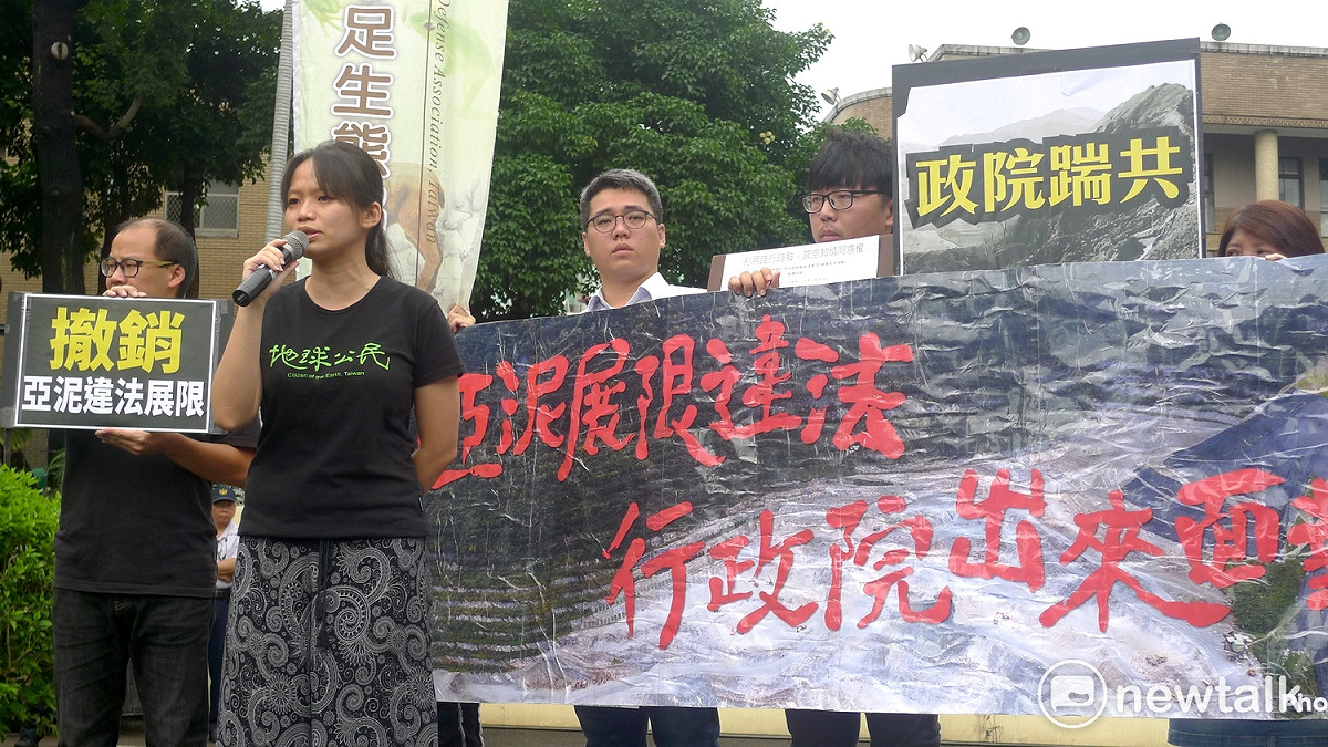 地球公民基金會潘正正與蔡中岳19日預告，6月25日將上街抗議，當地族人已經準備好20幾年，要求政院撤銷亞泥違法展限。 圖：汪少凡／攝