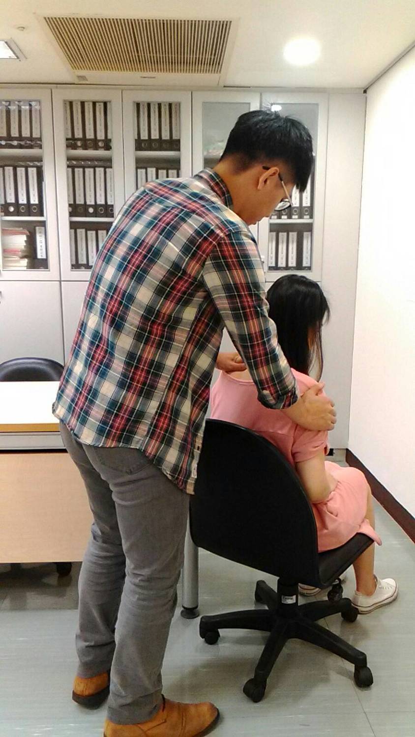 勞工局呼籲，同事之間互動盡量不要有肢體接觸，避免身體受到侵犯。（性騷擾示意圖） 圖：新北市勞工局/提供
